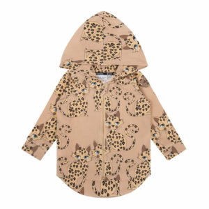 Dear Sophie vest met luipaard print voor jongens en meisjes in de kleur bruin. Dit comfortabele vest heeft een capuchon, lange mouwen en sluit met een rits aan de voorzijde. De elastische boorden zorgen voor fijn draagcomfort. De achterzijde is iets langer om een warme rug te verzekeren.