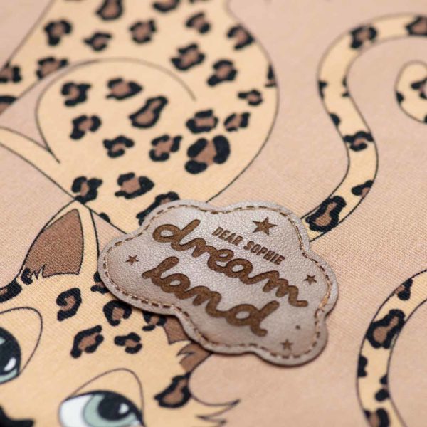 Detailfoto van een bruine vest met luipaard print van Dear Sophie.