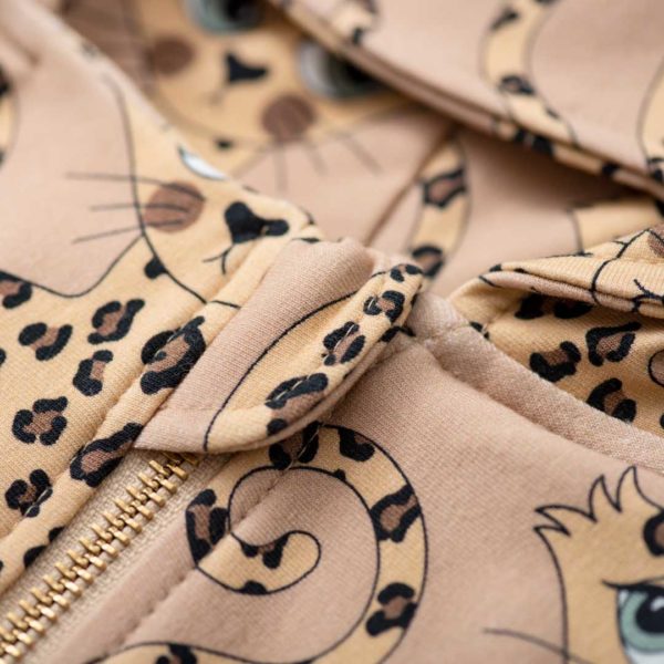 Detail foto van de bruine onesie met luipaard print van het merk Dear Sophie.