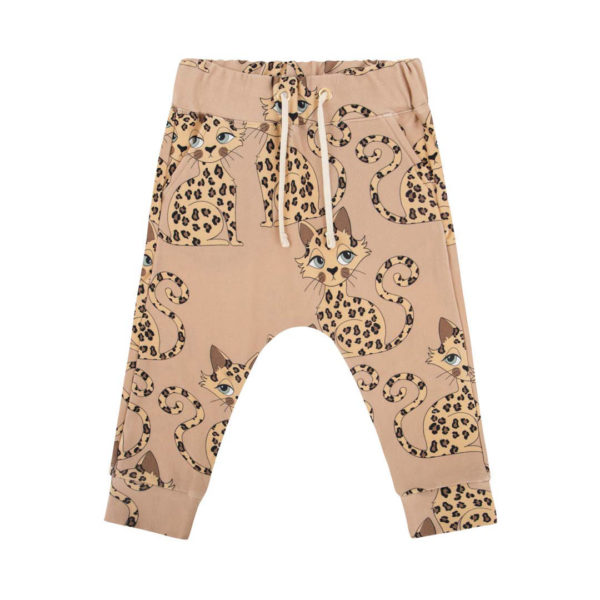 Dear Sophie broek met luipaard print voor jongens en meisjes in de kleur bruin. De broek heeft een elastische tailleband met tunnelkoord, twee steekzakken en elastische boorden aan de onderkant van de pijpen.
