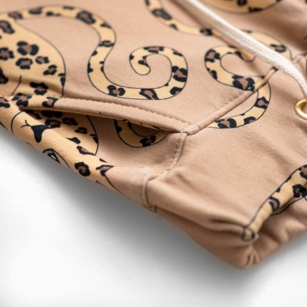 Detailfoto van een bruine broek met luipaard print van Dear Sophie.