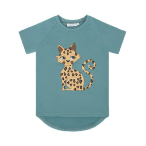 Dear Sophie t-shirt met luipaard print voor jongens en meisjes in de kleur groen. Het t-shirt heeft een ronde hals, korte mouwen en een iets langere achterkant.