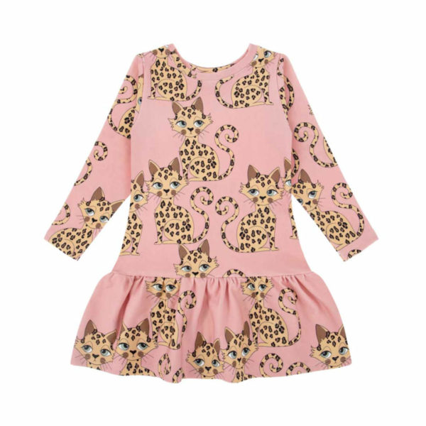 Dear Sophie jurk met luipaard print voor meisjes in de kleur roze. Deze comfortabele jurk heeft een ronde hals en lange mouwen.