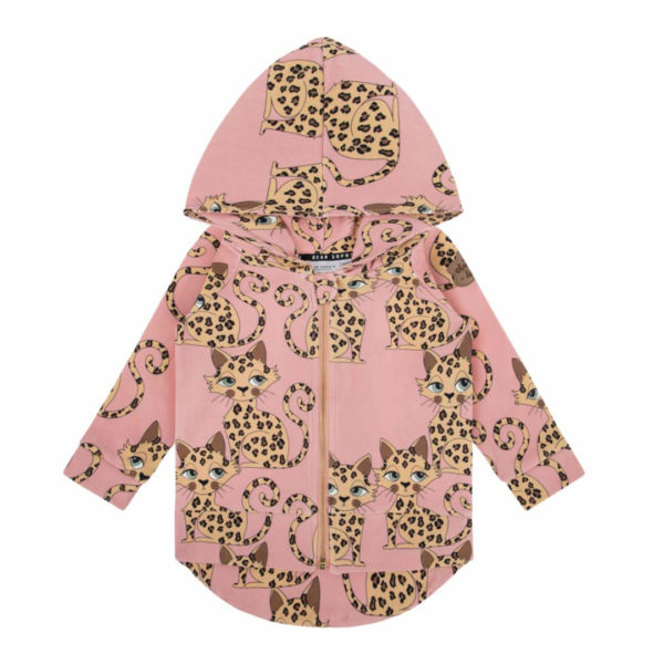 Dear Sophie vest met luipaard print voor meisjes in de kleur roze. Dit comfortabele vest heeft een capuchon, lange mouwen en sluit met een rits aan de voorzijde. De elastische boorden zorgen voor fijn draagcomfort.