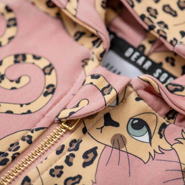 Detail foto van de roze vest met luipaard print van Dear Sophie.
