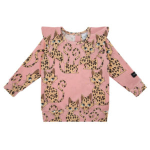 Dear Sophie dunne trui met luipaard print voor meisjes in de kleur roze. De trui heeft een schattige ronde kraag. De uiteinden zijn afgewerkt met elastische boorden waardoor de trui mooi aansluit. Op de bovenrug zitten 2 drukknopjes om het aan- en uitkleden te vergemakkelijken.