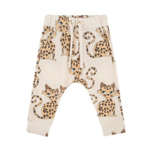 Dear Sophie broek met luipaard print voor jongens en meisjes in de kleur crème. De broek heeft een elastische tailleband met tunnelkoord, twee steekzakken en elastische boorden aan de onderkant van de pijpen.