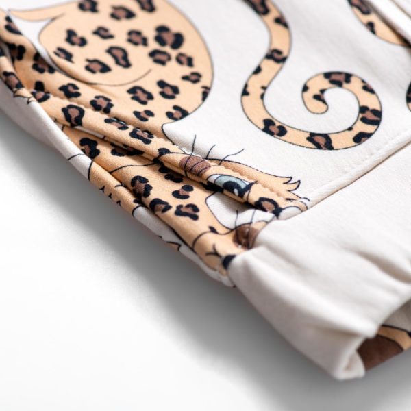Detailfoto van een crème broek met luipaard print van Dear Sophie.