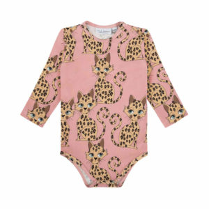 Dear Sophie romper met luipaard print voor meisjes in de kleur roze. De romper heeft een ronde hals en lange mouwen. Op de schouder zitten 2 drukknopjes om het aan- en uitkleden te vergemakkelijken.