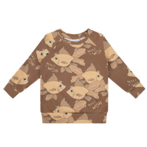 Dear Sophie dunne trui met goudvis print voor jongens en meisjes in de kleur bruin. De trui heeft een ronde hals waarvan de uiteinden zijn afgewerkt met elastische boorden waardoor de trui mooi aansluit.