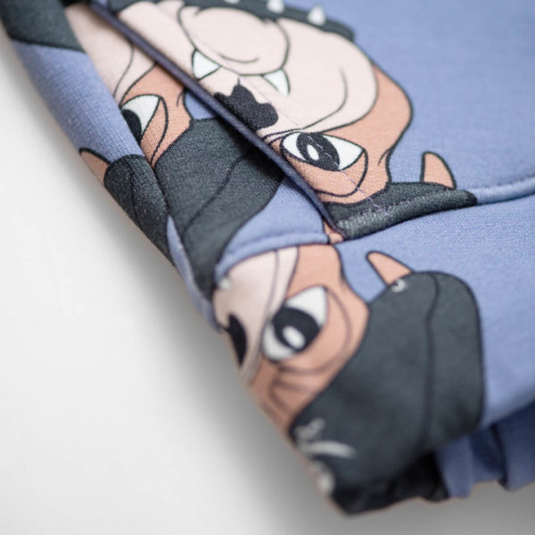 Detailfoto van een blauwe broek met piratenhond print van Dear Sophie.
