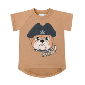 Karamel t-shirt met piratenhond print voor jongens en meisjes van Dear Sophie.