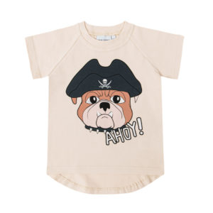 T-shirt met piratenhond print voor jongens en meisjes in de kleur crème van Dear Sophie.