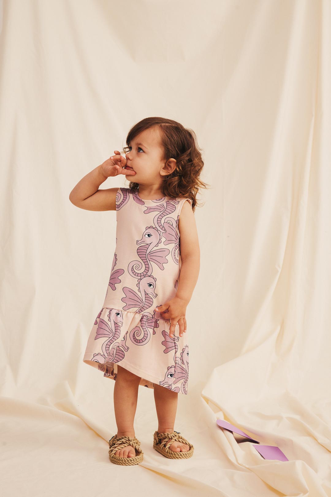 Beige zomer jurk met zeepaard print voor meisjes van Dear Sophie.