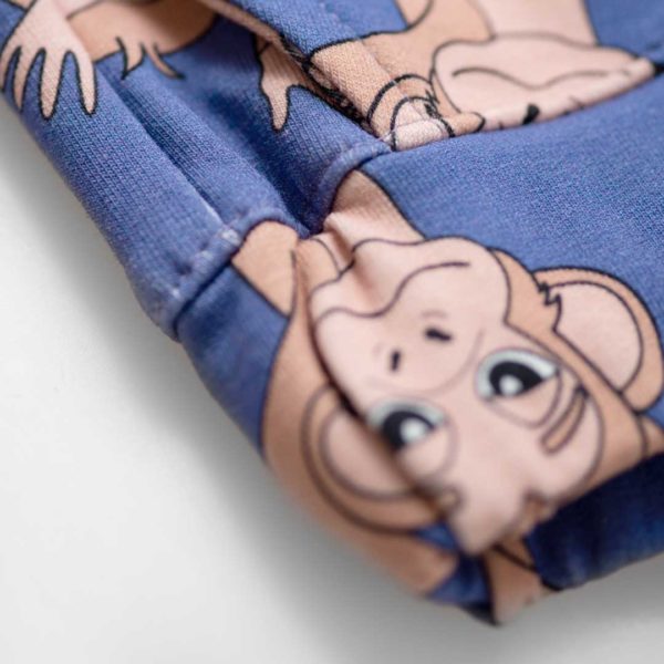 Detailfoto van een blauwe broek met slingeraap print van Dear Sophie.
