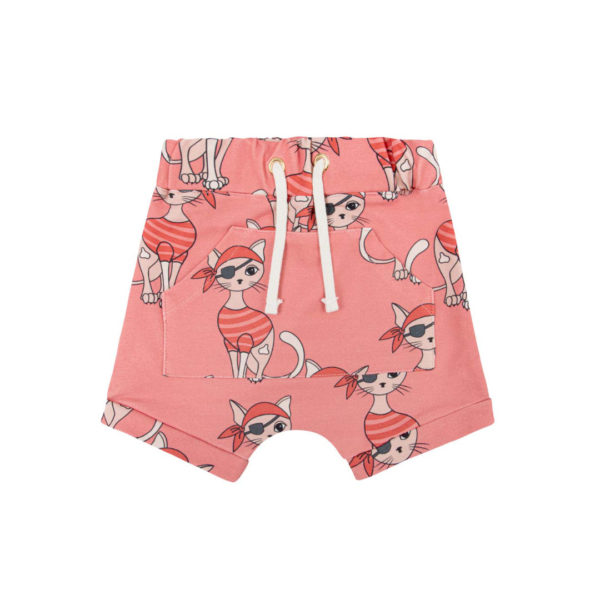 Dear Sophie korte broek met piratenkat print voor jongens en meisjes in de kleur koraalrood.