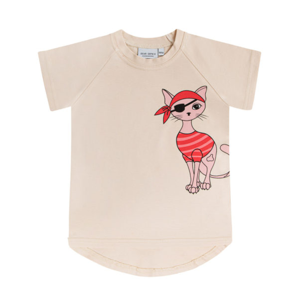 Dear Sophie t-shirt met piratenkat print voor jongens en meisjes in de kleur crème.