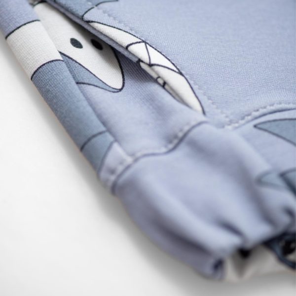 Detailfoto van een blauwe broek met haaien print van Dear Sophie.
