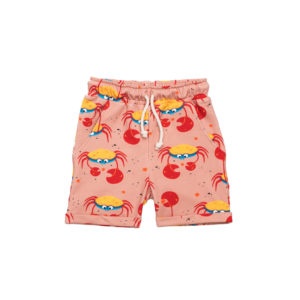 Korte broek met krab print voor jongens en meisjes in de kleur perzik van Mullido.