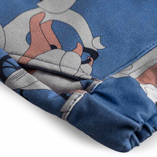 Detailfoto van een blauwe broek met beren print van Dear Sophie.