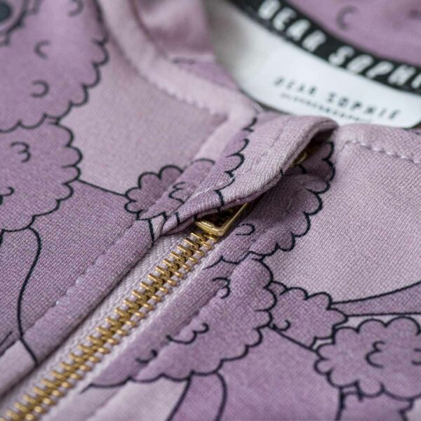 Foto van de rits van een paarse vest met poedel print van Dear Sophie.