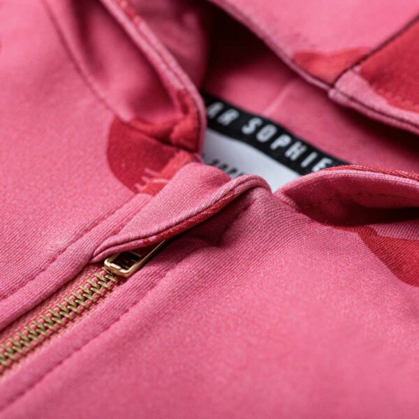Detailfoto van een roze vest met rode stippen van Dear Sophie