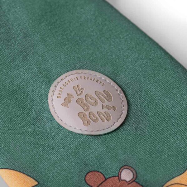 Detailfoto van een groene vest met beren print van Dear Sophie.