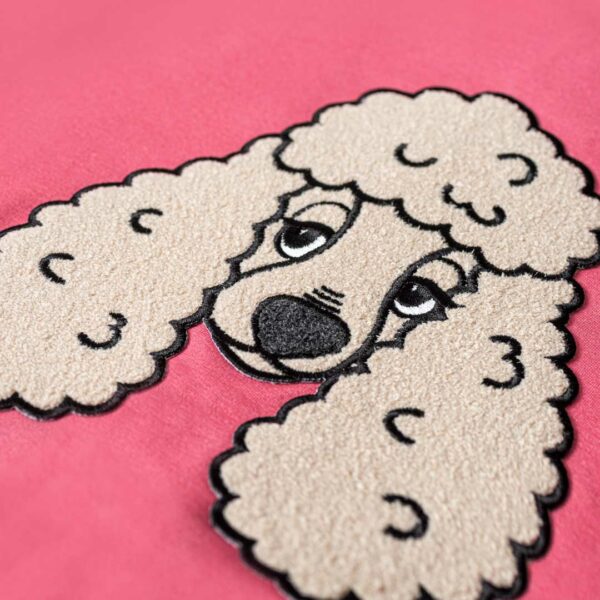 Detailfoto van een roze vest met poedel print van Dear Sophie.