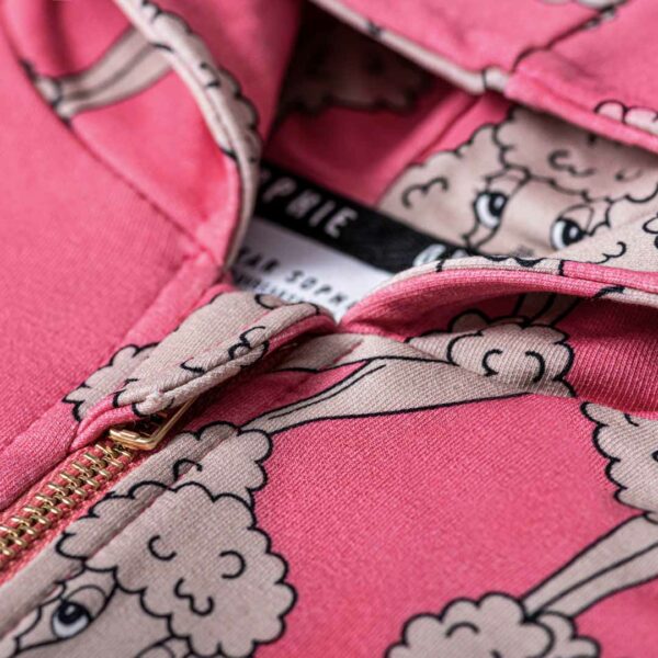 Foto van de rits van een roze vest met poedelprint van Dear Sophie.