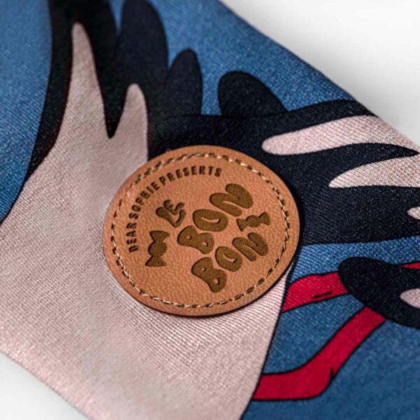 Detailfoto van een blauwe vest met ooievaar print van Dear Sophie.